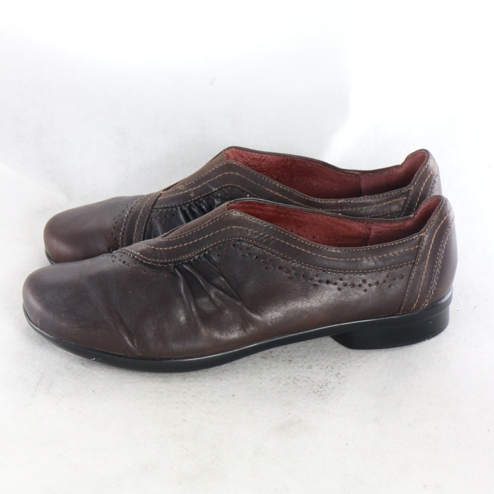 CLARKS Artisan SZ 7.5 Brown Gathered Leather Loafers - Picture 2 of 8